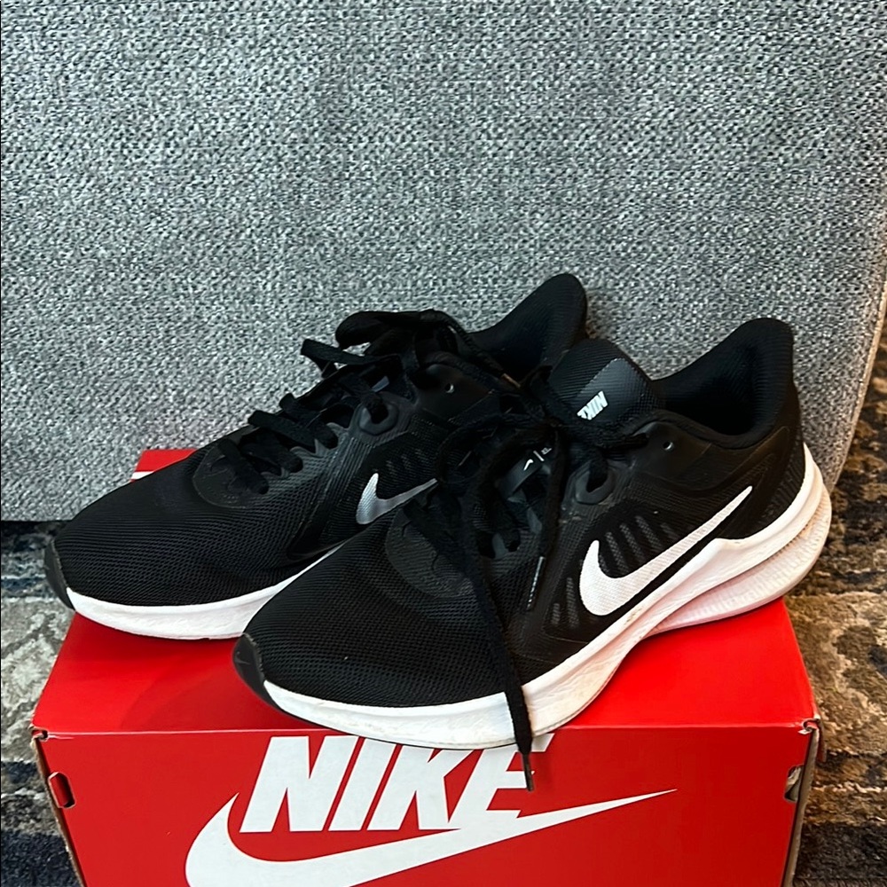 Nike Dual-Tone Black and White Running Shoes